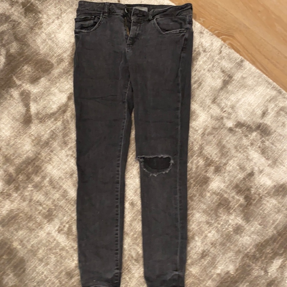 Black skinny jeans with knee tear